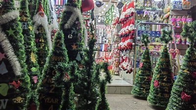 تراجع مبيعات الهدايا، الركود الاقتصادي يلقي بظلاله على احتفالات الكريسماس بأسيوط (فيديو) 