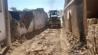 إزالة منزل آيل للسقوط بمدينة باريس حرصًا على حياة المواطنين بالوادي الجديد