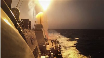 مدمرة أمريكية تتصدى لهجوم صاروخي استهدف سفينة شحن بالبحر الأحمر