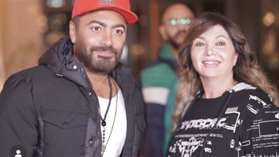 استقبال خاص من الجمهور لتامر حسني بمطار أبو ظبي قبل حفله برأس السنة (صور)