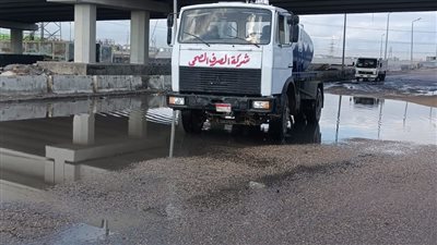 رفع تجمعات مياه الأمطار من شوارع وميادين الإسكندرية 