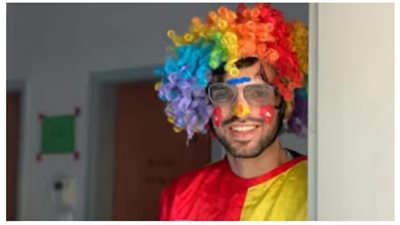 رغم الأهوال.. شاب يؤدي دور المهرج لتخفيف الصدمات النفسية عن أطفال غزة 