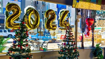 بابا نويل وشجرة راس السنة يزينان شوارع وفنادق مرسي مطروح (صور)