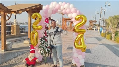 بوابات بالون وشجر الكريسماس، كورنيش النيل بالأقصر يستعد لاحتفالات رأس السنة (صور)