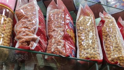 مع احتفالات رأس السنة الميلادية، تعرف على أسعار التسالي والمكسرات بالأسواق (فيديو وصور)