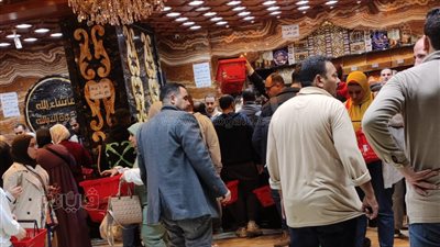 زحام على محال التسالي والكشري والجزارة بشبرا مصر في ليلة رأس السنة (صور) 