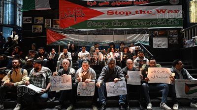 وقفة بالشموع للصحفيين في ليلة رأس السنة تضامنا مع شهداء فلسطين (صور)