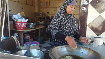 شقيانة علشان أربي ولادي، «أم عادل» 30 سنة كفاح في بيع الفول والطعمية (فيديو وصور)