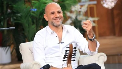 عزيز الشافعي: الصناعة الغنائية واقفة وساندة على عمرو دياب وهو من يملك دفتها (فيديو)