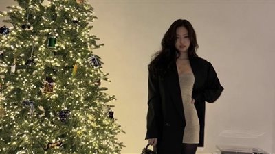 جيني بمظهر كلاسيكي في رأس السنة 