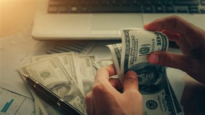 الحكومة: سعر العملة الخضراء بالسوق الموازية أعلى من قيمته الحقيقية ونسعى لتوفير 300 مليار دولار سنويا