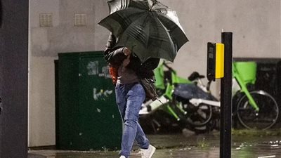 اختفاء أغلب المظاهر الاحتفالية، بريطانيا تستقبل رأس السنة الجديدة بـ العواصف والأمطار (صور)