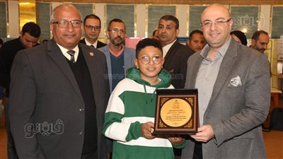 محافظ بني سويف يُكرّم الفائز بالمركز الأول في مسابقة اليوسي ماس العالمية