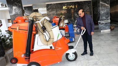 محافظ أسوان يجرب معدات نظافة وتجميل المتنزهات السياحية (صور)