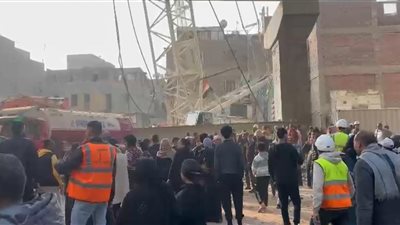 الأجهزة الأمنية تعاين موقع سقوط أجزاء خرسانية من محور الفريق كمال عامر