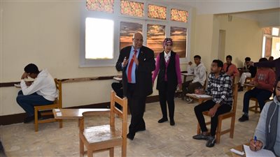 رئيس جامعة الأقصر يتفقد لجان امتحانات نهاية الفصل الدراسي الأول