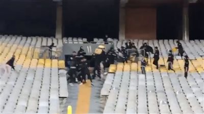 اشتباكات بالكراسي بين جماهير المصري والإسماعيلي بعد نهاية ديربي القناة بالتعادل (فيديو)