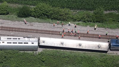 لحظة خروج قطار سريع عن مساره في سان فرانسيسكو الأمريكية (فيديو)