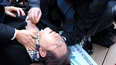 محاولة لاغتيال زعيم المعارضة في كوريا الجنوبية أثناء مؤتمر صحفي
