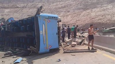 إصابة 26 شخصًا في حادث انقلاب أتوبيس بالطريق الإقليمي