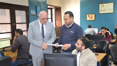 السكرتير العام بالبحيرة يتابع اختبارات المتقدمين لمسابقة المهندسين بالمكتبة العامة بدمنهور (صور)