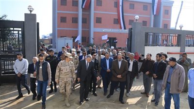 محافظ سوهاج يتفقد مشروعات حياة كريمة بقرية البطاخ