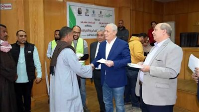 محافظ الأقصر يسلم مشروعات التمكين الاقتصادي للأسر الأولى بالرعاية