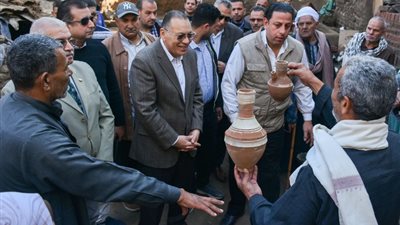 محافظ الشرقية يتفقد تصنيع الفخار بقرية المشهدي بمركز الزقازيق