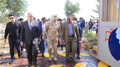 محافظ سوهاج يتفقد مجمع الخدمات الزراعية ومحطة صرف بقرية البطاخ