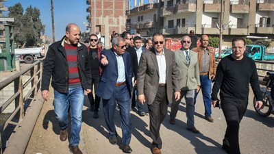 محافظ الشرقية يتفقد أعمال الرصف والازدواج الجاري بطرق الزقازيق 
