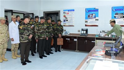 الفريق أسامة عسكر رئيس أركان حرب القوات المسلحة يتفقد معامل إدارة الحرب الكيميائية