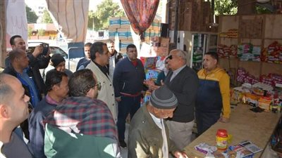 محافظ الوادي الجديد يتابع توافر السلع الأساسية بالأسواق 