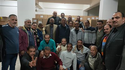 تسليم 65 ألف تابلت لطلاب الصف الأول الثانوي العام بتعليم الجيزة