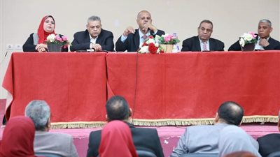 مدير تعليم الخارجة يستعرض الإجراءات والاستعدادات المتعلقة بامتحانات الفصل الدراسي الأول 