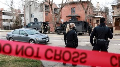 بسبب الغيرة.. عجوز تحاول قتل زوجها لتلقيه بطاقة بريدية من حبيبته قبل 60 عامًا