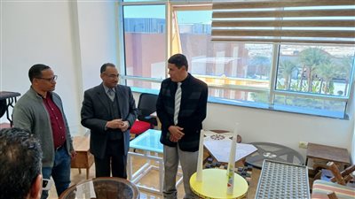 رئيس جامعة طيبة التكنولوجية يتفقد مشروعات طلاب الصناعات الخشبية