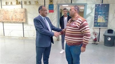 رئيس جامعة طيبة التكنولوجية يوجه بتقديم أوجه الرعاية الطبية لمصاب في حادث