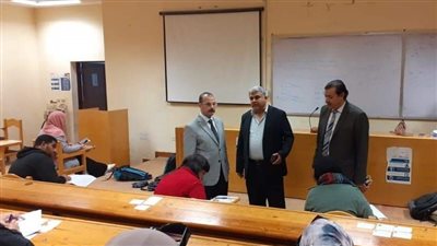 رئيس جامعة بنها يتابع سير الامتحانات بكلية الحاسبات والذكاء الاصطناعي