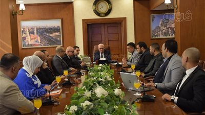 محافظ بورسعيد يستقبل وفدا من وزارة الصناعة لبحث سبل التعاون المشترك (صور)
