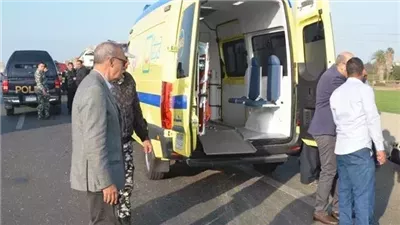 إصابة 8 أشخاص في حادث تصادم تريلا وميكروباص بالطريق الأوسطي 