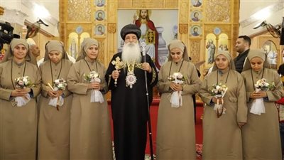 الأنبا إسحق يرسم مكرسات وطالبات بإيبارشية طما