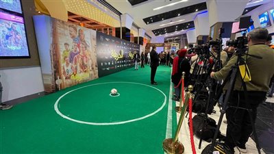 الجرين كاربت في العرض الخاص لفيلم الحريفة على شكل ملعب كرة قدم (صور)