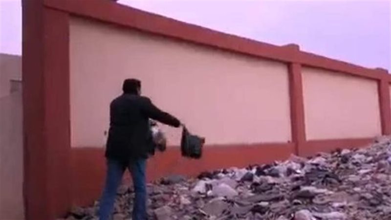 القاء القمامة على
