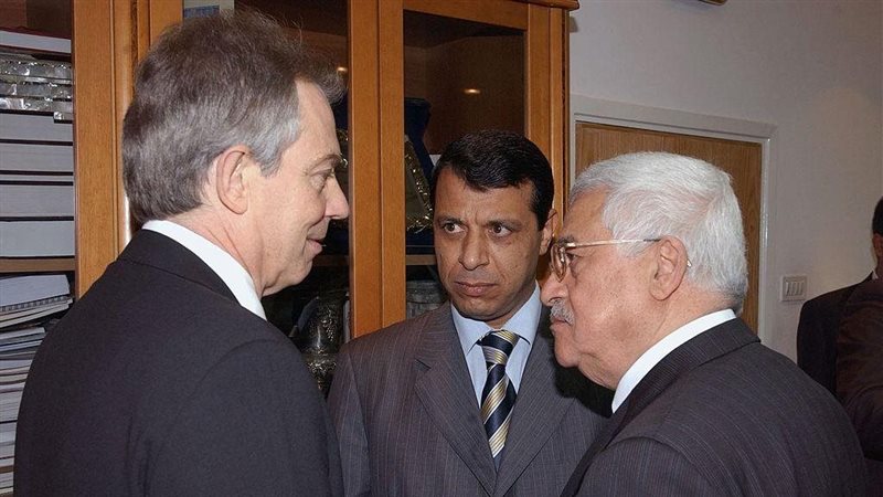 دحلان يتوسط ابو مازن