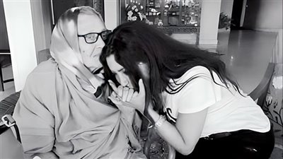 لطيفة تكشف تفاصيل عزاء والدتها في مصر وتونس