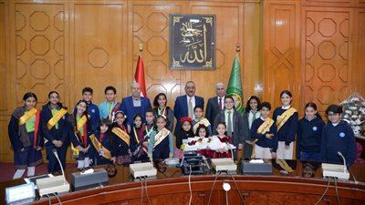 محافظ الإسماعيلية يستقبل وفدا من طلاب المدارس للتهنئة بالعام الميلادي (صور) 