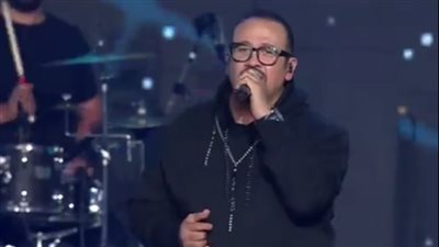 هشام عباس يبدأ حفله في 