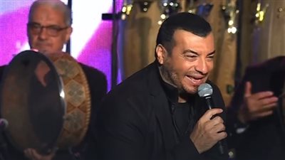 بالقبلات والهتافات، الجمهور السعودي يتفاعل مع كلاسيكيات إيهاب توفيق بحفل كاسيت 90 (فيديو وصور)