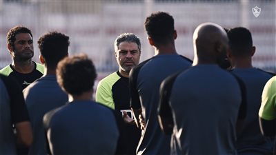 معتمد جمال يشرح للاعبي الزمالك أسباب الخسارة أمام الوحدة الإماراتي 