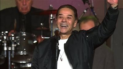 مدحت صالح يشارك للمرة الأولى بموسم الرياض، ويستهل حفله بـ كوكب تاني والمليونيرات (فيديو)